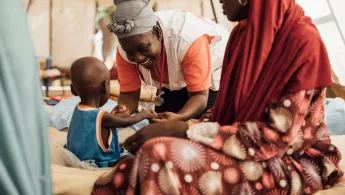 Dr. Dr. Faïza Ouedraogo untersucht ein Kind, da sich langsam von Mangelernährung erholt.