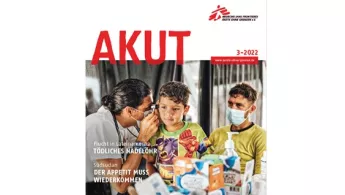 AKUT Cover kleiner 03/2022 Ärztin untersucht Kind am Ohr