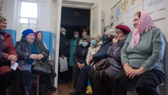 Patient*innen warten in einer unserer mobilen Kliniken auf ihre Behandlung.