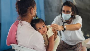 Astrid Carolina Guerrera brachte ihre Tochter zur Untersuchung in unser Sanitätszelt.