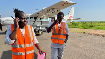 Unsere Flugkoordinatorin Stella Mwikali auf einem ihrer Einsätze