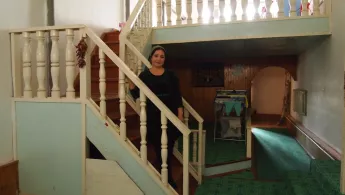 Dilarma steht auf einer Treppe im Krankenhaus in Nuklus