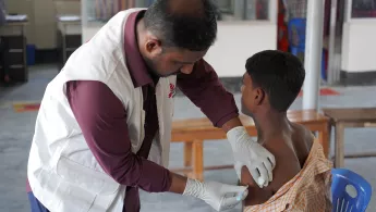 Tetanusimpfung Ein Arzt impft einen Patienten