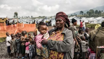Eine Frau hält in der Republik Kongo ein Kleinkind auf dem Arm.