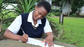 Südafrika: Schülerin macht sich Notizen zu Tuberkulose