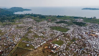 Ein Vertriebenencamp in den Vororten von Goma, Nord-Kivu in der Demokratischen Republik Kongo. Das Bild ist aus der Vogelperspektive aufgenommen.