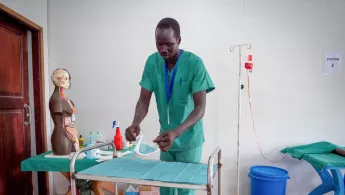 Ein Mann durchläuft eine medizinische Schulung.