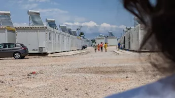 Ein improvisiertes Lager, das aus den gleichen Einheiten von Wohncontainern besteht