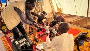 Verwundete Geflüchtete werden in einem Krankenhaus versorgt.