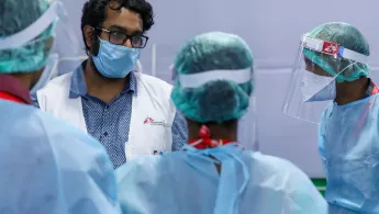 In einer Covid-19-Einheit im indischen Bundesstaat Bihar überprüft ein Team täglich sorgfältig die Protokolle - so wird die Sicherheit der Mitarbeiter*innen gewährt Vier Mitarbeiter*innen mit Covid 19-Schutzkleidung