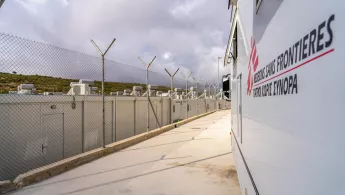 Mobiles Klinikfahrzeug von Ärzte ohne Grenzen in Zervou, Samos neben einem Stacheldrahtzaun