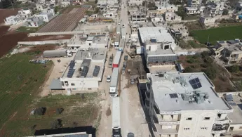 Vogelperspektive auf eine Straße mit sechs Lastwagen