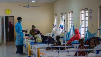 Nigeria: Arzt auf Diptherie-Station mit Patient*innen