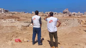 Derna im Osten Libyens ist massiv von den Überschwemmungen betroffen. Zwei Menschen in Ärzte ohne Grenzen Shirt blicken auf Derna