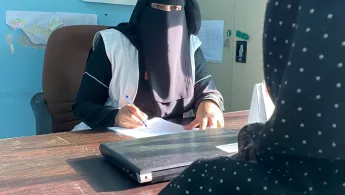 Psychologin Rasmia Ali Mohammed im Gespräch mit einer Patientin