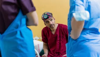 Dr. Shahzid Majeed spricht mit Kolleg*innen