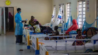 Nigeria: Zwei unserer Mitarbeiter bei der Untersuchungen von Diphtherie-Patient*innen