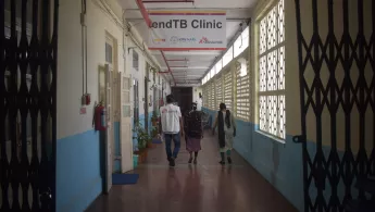 Patient*innen in Pune, Indien, nahmen an einer Studie zur Behandlung von MDR-TB teil.