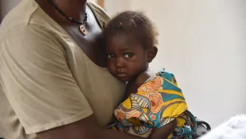 Amie im Arm ihrer Mutter