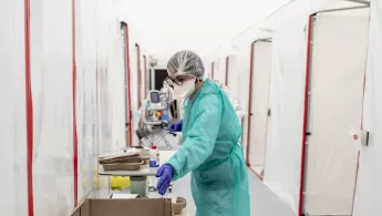 Eine Krankenschwester bereitet Covid-19 Tests vor