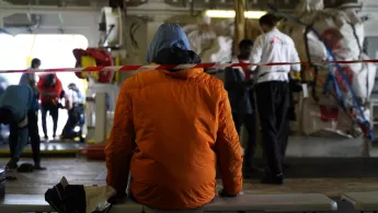 Bild in Schiff mit Mitarbeitenden und Geretteten im Hintergrund