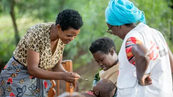 Unsere Krankenschwester beobachtet eine Mitarbeitende bei der Arbeit
