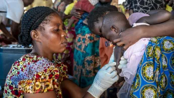 Medizinische Nothilfe Afrika: Krankenschwester impft Kleinkind