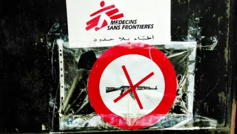 In unseren Einrichtungen ist der Zugang nur ohne Waffen erlaubt. Unser Logo und Schild “Keine Waffen erlaubt” Sicherheit im Projekt