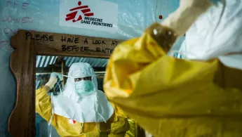 Mitarbeiterin im Ebola-Einsatz in Schutzkleidung
