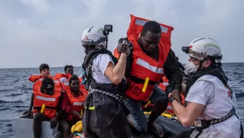 Geflüchtete auf dem Mittelmeer werden von Rettungsschiff Geo Barents in Sicherheit gebracht. Seenotrettung Geflüchtete auf dem Mittelmeer Geo Barents
