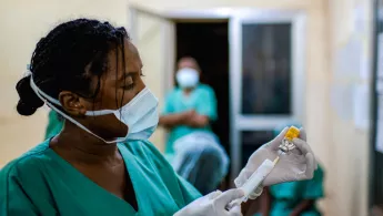 Pflegerin Oumou Bah bereitet ein Fläschen mit Diptherie-Antitoxin vor Pflegerin Oumou Bah bereitet ein Fläschen mit Diptherie-Antitoxin vor