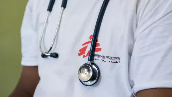 Nahaufnahme Oberkörper eines Mitarbeitenden mit Stethoskop