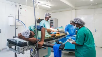 Ein Patient wird im Operationssaal behandelt.