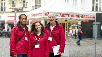 Mitarbeit bei Ärzte ohne Grenzen: Fundraiser*innen vor Stand.