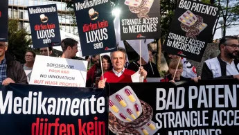 2017 legen Organisationen aus 17 europäischen Ländern Einspruch gegen das Patent von Gilead Science auf das hochwirksame Hepatitis-C-Medikament Sofosbuvir ein. Unsere Proteste begleiten die spätere Anhörung vor dem Europäischen Patentamt. Protest vor Europäischem Patentamt gegen Patent-Restriktionen