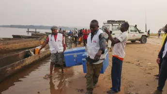 Mit Ihrer Unternehmensspende ermöglichen Sie Projekte wie unsere Impfkampagnen in der D.R. Kongo. Team verlädt Material für Impfkampagnen – Helfen Sie als Unternehmen