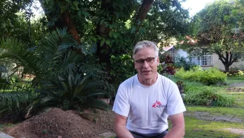 Arzt Tankred Stöbe in Garten