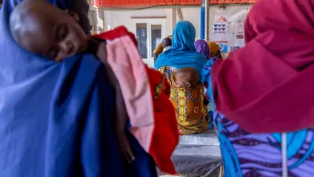 Mütter mit ihren Kindern kommen zur Nachkontrolle