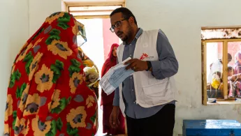 Ahmed Ibrahim im  Gespräch mit einer Patientin