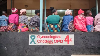 Patientinnen im Wartezimmer der Station für Gebärmutterhalskrebs 