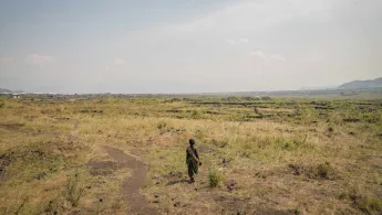 Einzelne Person steht in weiter Steppe
