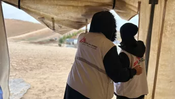 Zwei Mitarbeitende von Ärzte ohne Grenzen warten auf eine Patientin, Westjordanland