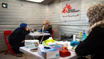 Eine Mitarbeiterin unseres mobilen Teams spricht mit einer Patientin im einem Camp für Vertriebene in Sarmada, im Norden der Region Idlib. Gespräch zwischen Patientin und Mitarbeiterin