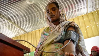 Blutdruckmessung bei einer schwangeren Frau