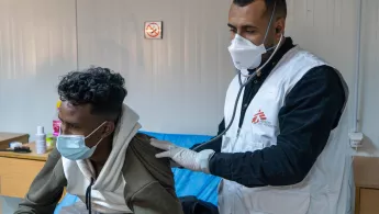 Einer unserer Ärzte untersucht einen Patienten auf Tuberkulose Einer unserer Ärzte untersucht einen Patienten auf Tuberkulose