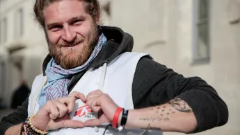 Spendenaktionen können gleich doppelt helfen: Sie sammeln Spenden für unsere Nothilfe in aller Welt und informiert zugleich Schüler*innen, Lehrer*innen und Eltern über unsere Arbeit. Mitarbeiter von Ärzte ohne Grenzen formt Herz mit seinen Händen