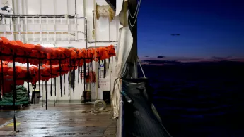 Deck des Seenotrettungsschiffs Geo Barents von Ärzte ohne Grenzen 