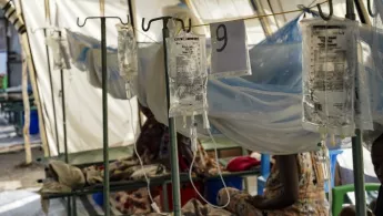 Eine Reihe von Betten in der Kinderstation des Cholera-Behandlungszentrums in Assosa .