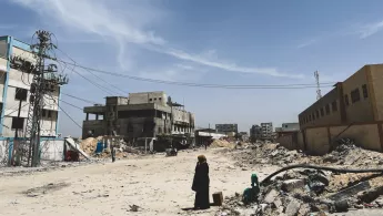 Zerstörte Gebäude Gazastreifen Chan Junis mit Frau