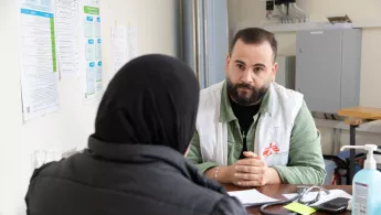 Unser Mitarbeiter eines mobilen medizinischem Teams im Patientengespräch.